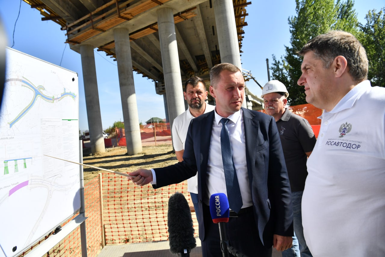 Глава Росавтодора и врио Губернатора Роман Бусаргин осмотрели объекты, строящиеся по нацпроекту «Безопасные и качественные дороги», провели совещание.
