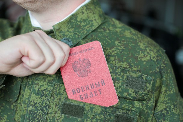 Военным пенсионерам на СВО возобновят выплаты за выслугу лет
