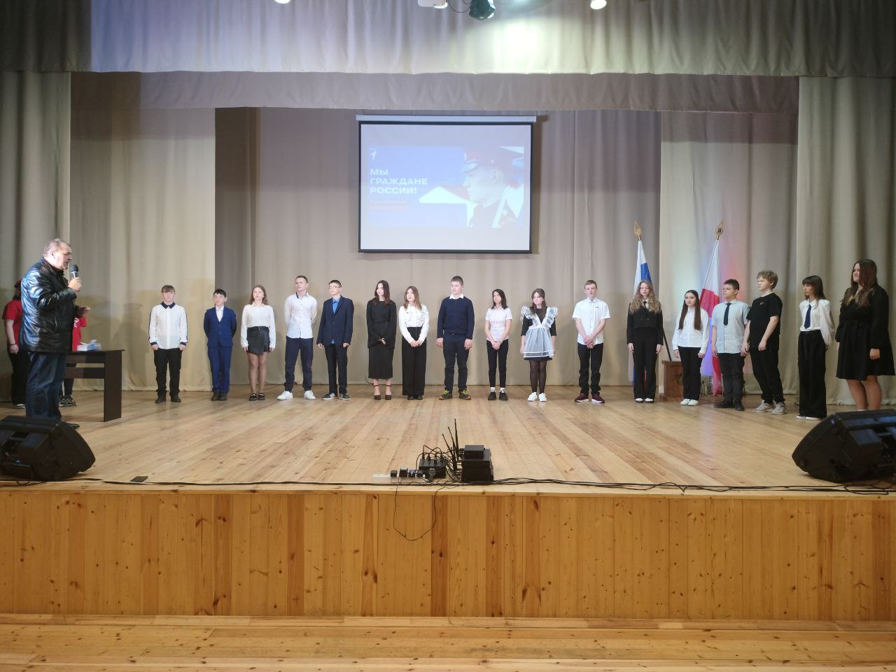 Сергей Зязин торжественно вручил паспорта школьникам Екатериновского района