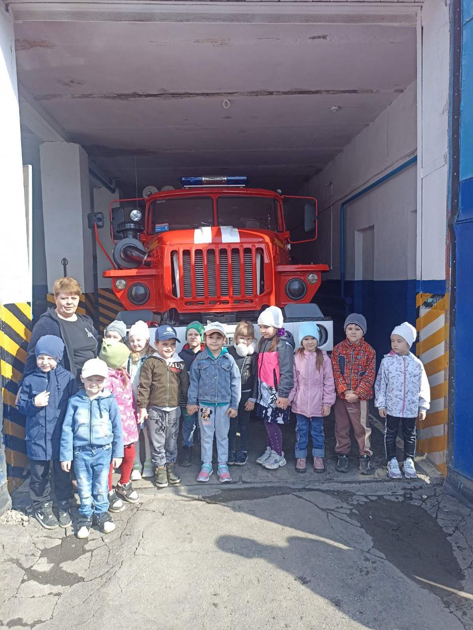 Екатериновских пожарных поздравили воспитанники «Улыбки»