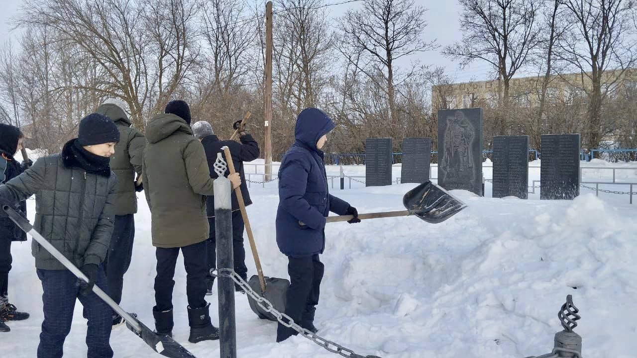 В Крутояре провели акцию «Чистый памятник»